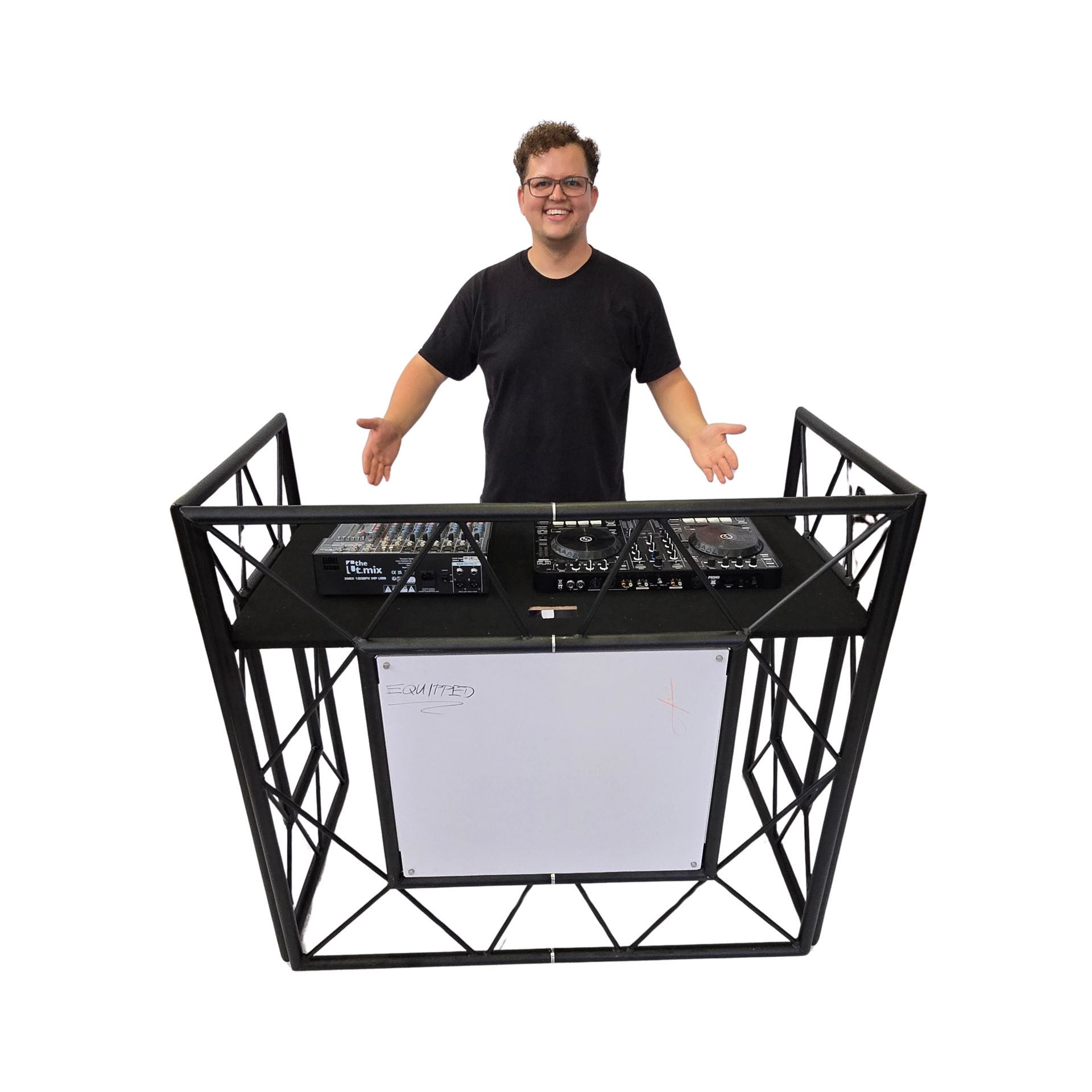 Equipped!-Mitarbeiter hinter dem Accu Stand Pro Event Table mit DJ-Controller